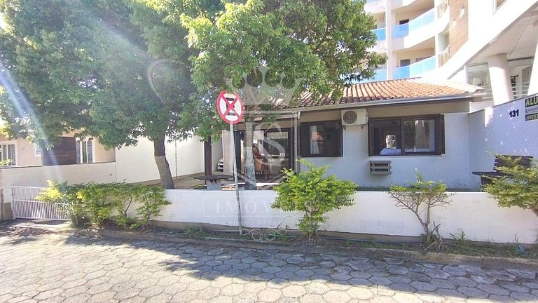 A55 - Casa com 03 dormitórios no centro de Bombinhas