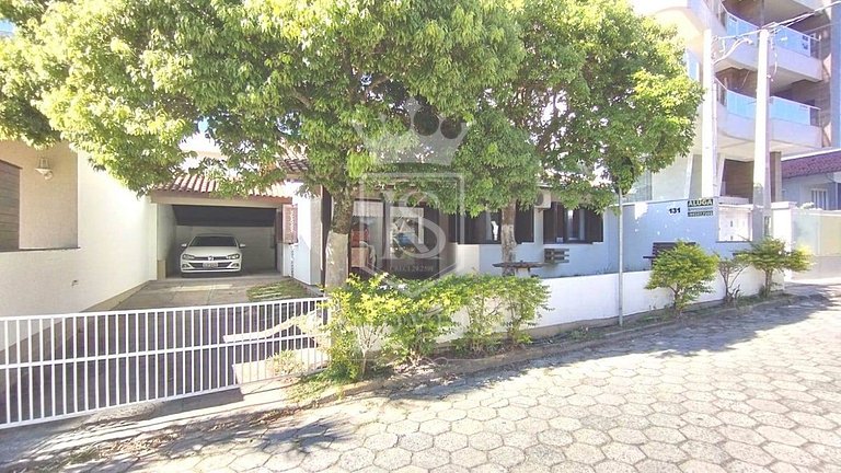 A55 - Casa com 03 dormitórios no centro de Bombinhas