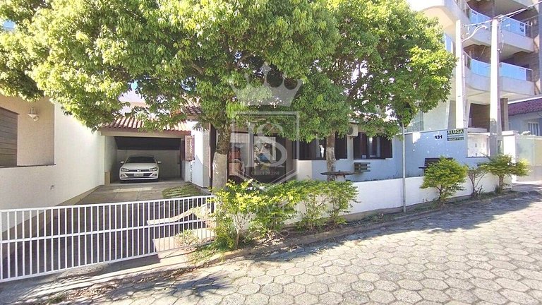 A55 - Casa com 03 dormitórios no centro de Bombinhas