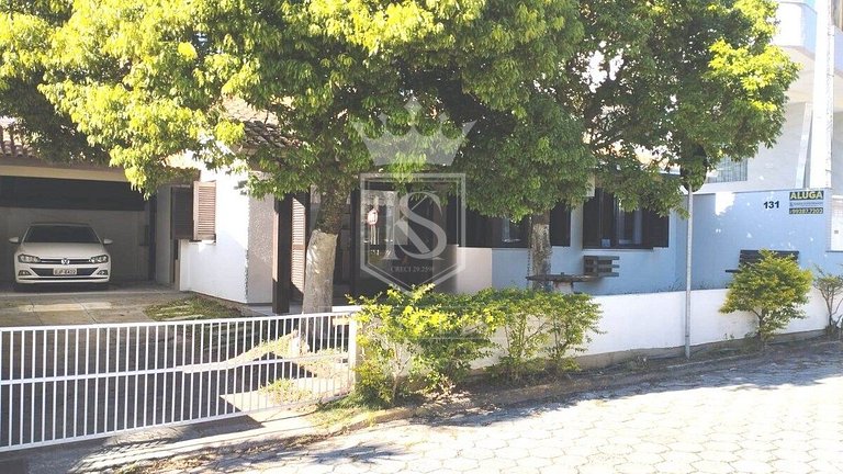 A55 - Casa com 03 dormitórios no centro de Bombinhas