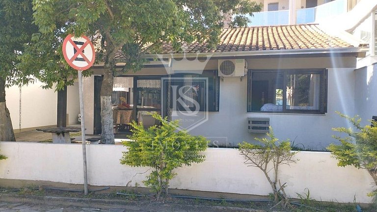 A55 - Casa com 03 dormitórios no centro de Bombinhas