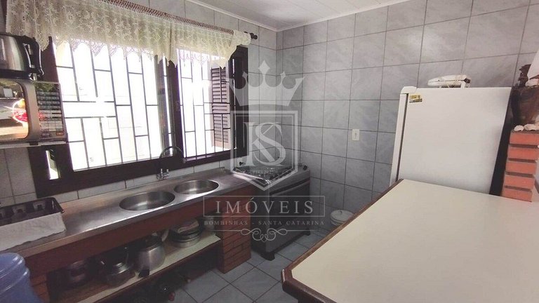 A55 - Casa com 03 dormitórios no centro de Bombinhas