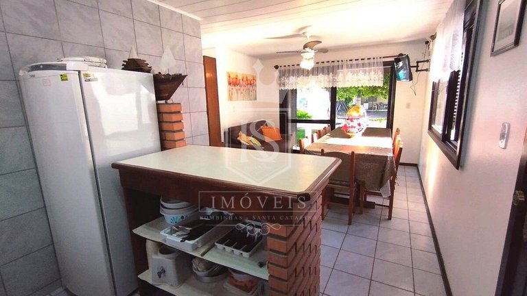A55 - Casa com 03 dormitórios no centro de Bombinhas