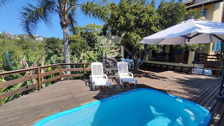 A90 - Casa com piscina e linda vista - centro de Bombinhas -