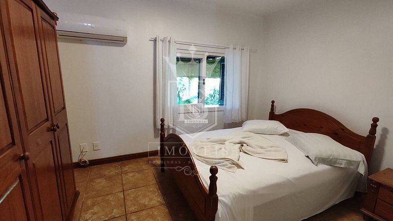 A90 - Casa com piscina e linda vista - centro de Bombinhas -