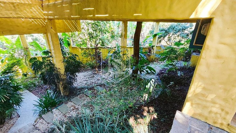 A90 - Casa com piscina e linda vista - centro de Bombinhas -