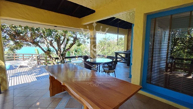A90 - Casa com piscina e linda vista - centro de Bombinhas -