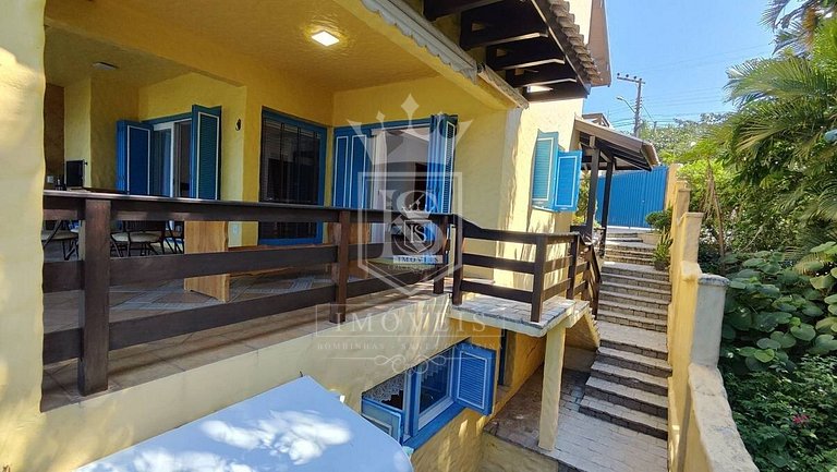 A90 - Casa com piscina e linda vista - centro de Bombinhas -