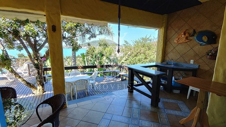 A90 - Casa com piscina e linda vista - centro de Bombinhas -