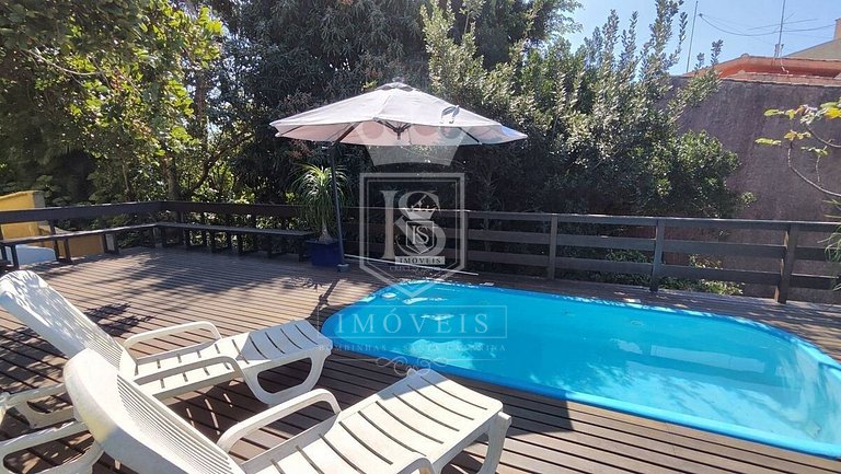 A90 - Casa com piscina e linda vista - centro de Bombinhas -