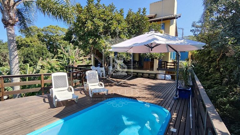 A90 - Casa com piscina e linda vista - centro de Bombinhas -