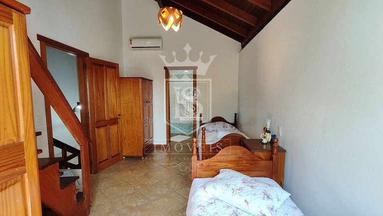 A90 - Casa com piscina e linda vista - centro de Bombinhas -