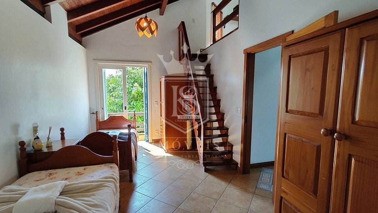 A90 - Casa com piscina e linda vista - centro de Bombinhas -