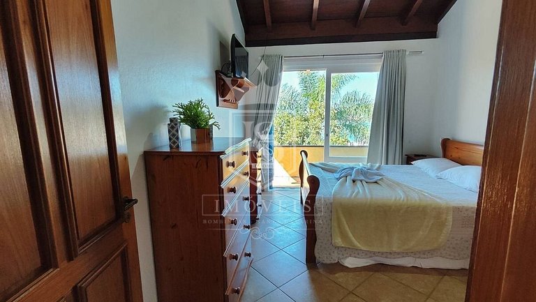 A90 - Casa com piscina e linda vista - centro de Bombinhas -