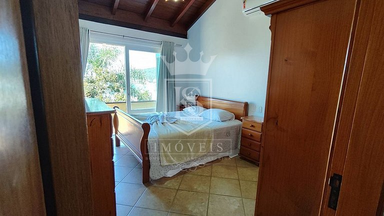 A90 - Casa com piscina e linda vista - centro de Bombinhas -