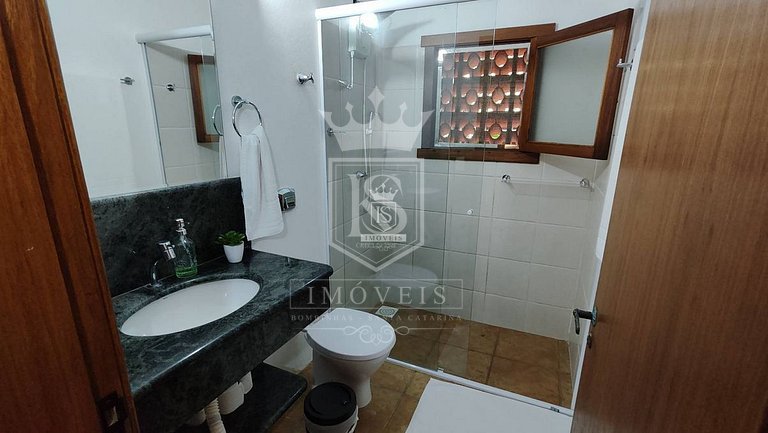 A90 - Casa com piscina e linda vista - centro de Bombinhas -