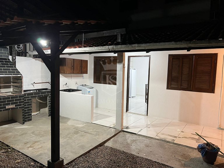 A86 - Casa 02 dormitórios com pátio centro de Bombinhas