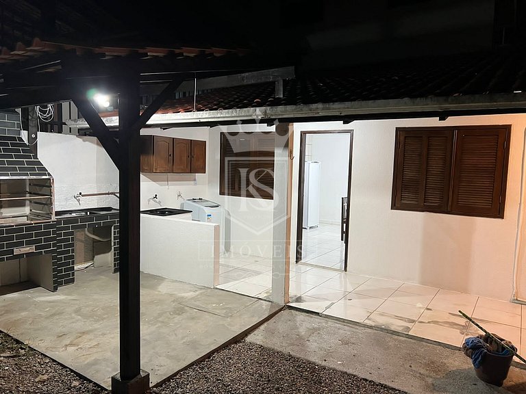 A86 - Casa 02 dormitórios com pátio no centro de Bombinhas