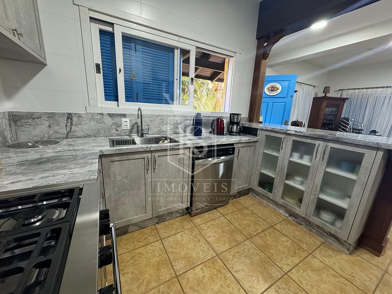 A90 - Casa com piscina e linda vista - centro de Bombinhas -