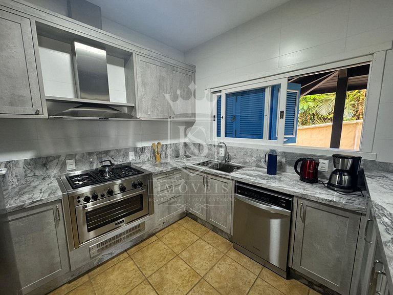 A90 - Casa com piscina e linda vista - centro de Bombinhas -