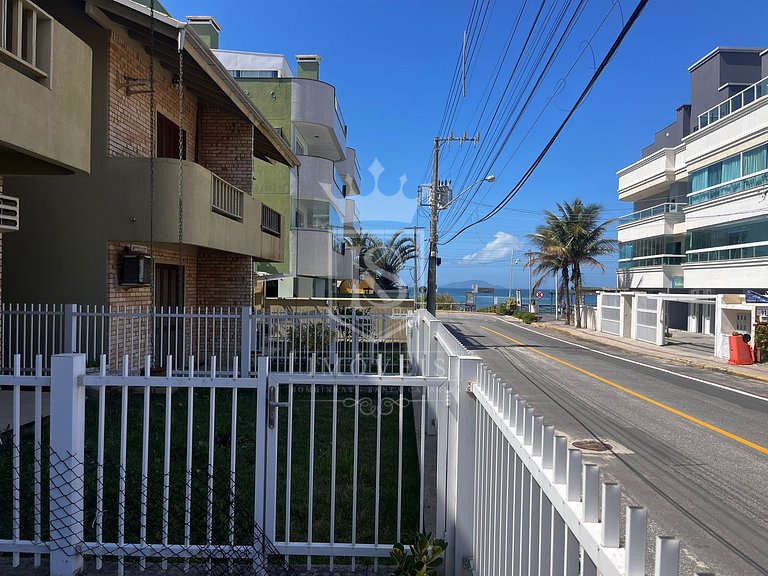A108- Apartamento em 4 ILHAS a menos de 30 metros do mar!