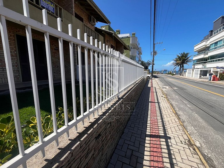 A108- Apartamento em 4 ILHAS a menos de 30 metros do mar!