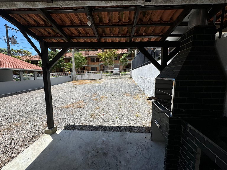 A86 - Casa 02 dormitórios com pátio centro de Bombinhas