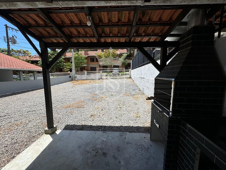 A86 - Casa 02 dormitórios com pátio no centro de Bombinhas