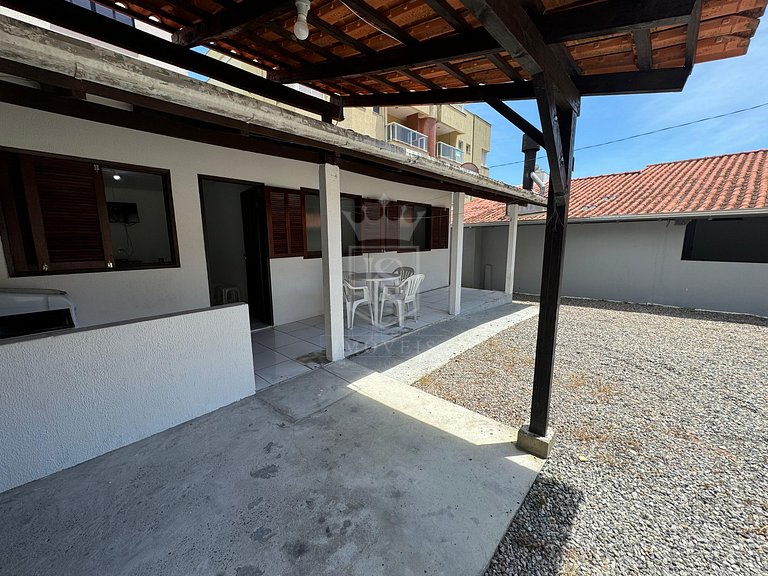 A86 - Casa 02 dormitórios com pátio centro de Bombinhas