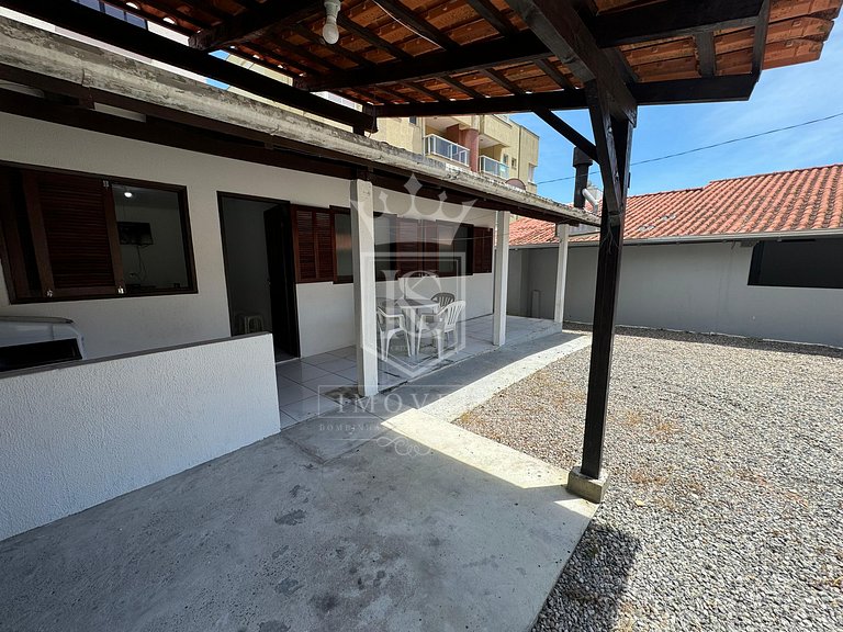 A86 - Casa 02 dormitórios com pátio no centro de Bombinhas