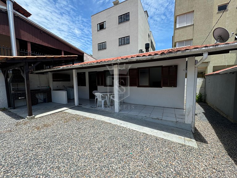 A86 - Casa 02 dormitórios com pátio centro de Bombinhas