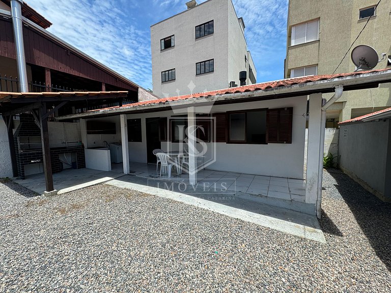 A86 - Casa 02 dormitórios com pátio no centro de Bombinhas