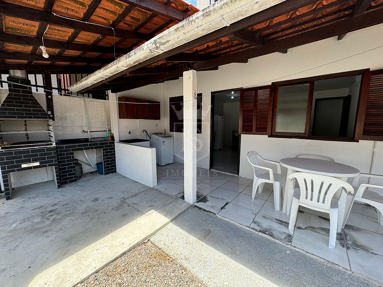 A86 - Casa 02 dormitórios com pátio centro de Bombinhas