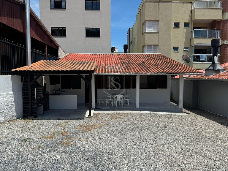 A86 - Casa 02 dormitórios com pátio centro de Bombinhas