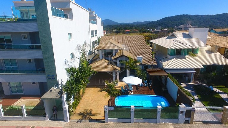 A114 - Linda casa 4 suítes - Canto Grande com PISCINA