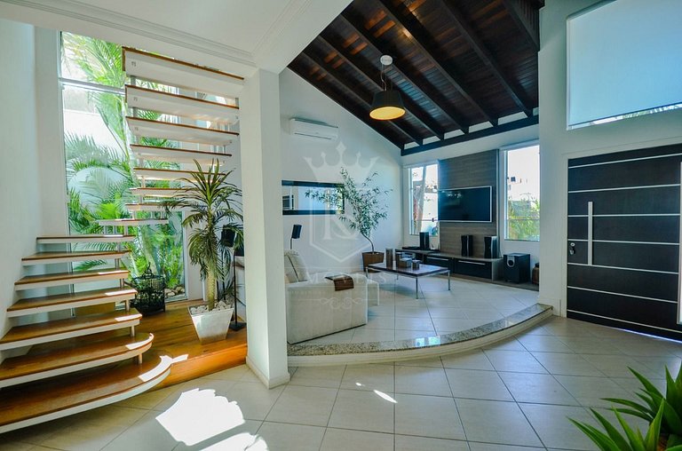 A114 - Linda casa 4 suítes - Canto Grande com PISCINA