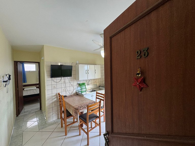 B23 - Res Berg - Apartamento com 01 dormitório no centro, sa