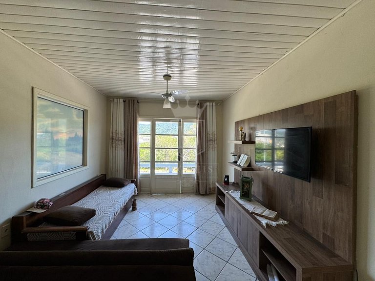 Casa com 03 dormitórios na praia de Zimbros