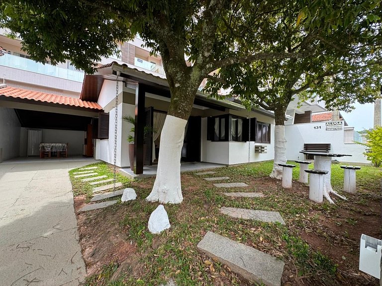 A55 - Casa com 03 dormitórios no centro de Bombinhas