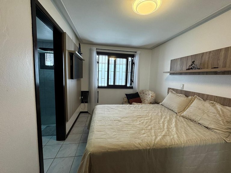 A55 - Casa com 03 dormitórios no centro de Bombinhas