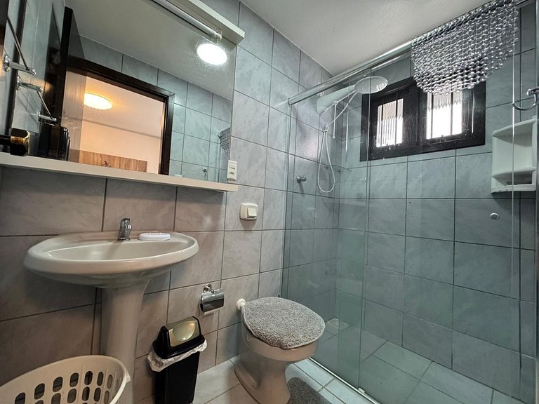 A55 - Casa com 03 dormitórios no centro de Bombinhas