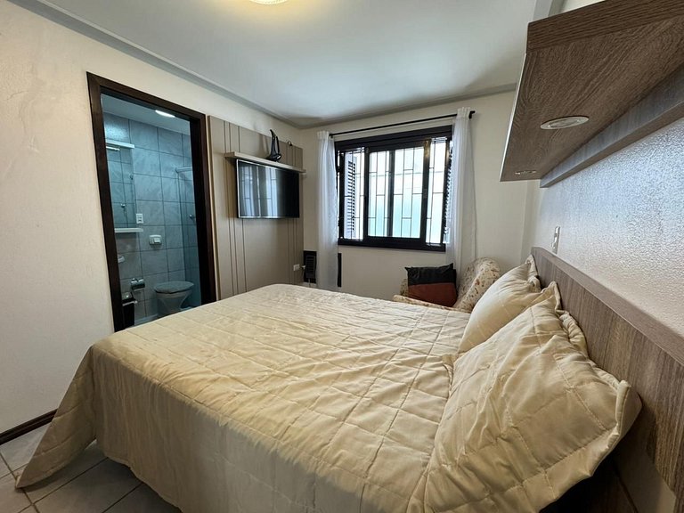 A55 - Casa com 03 dormitórios no centro de Bombinhas