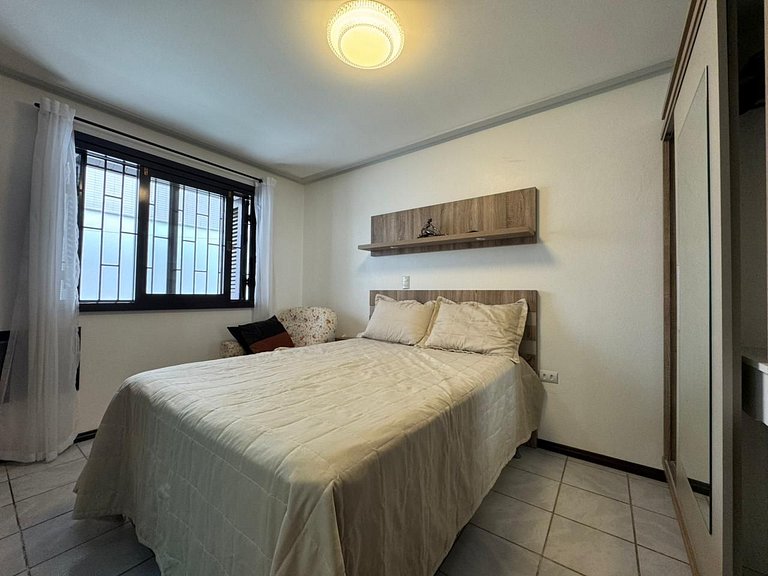 A55 - Casa com 03 dormitórios no centro de Bombinhas