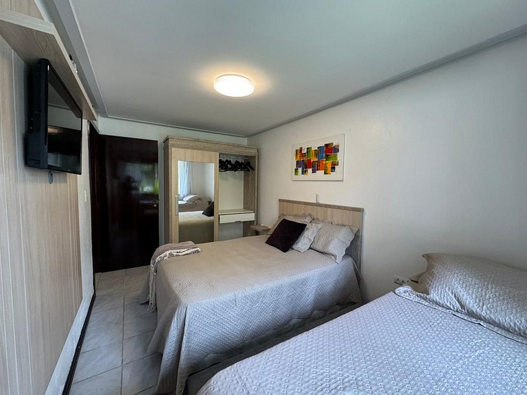 A55 - Casa com 03 dormitórios no centro de Bombinhas