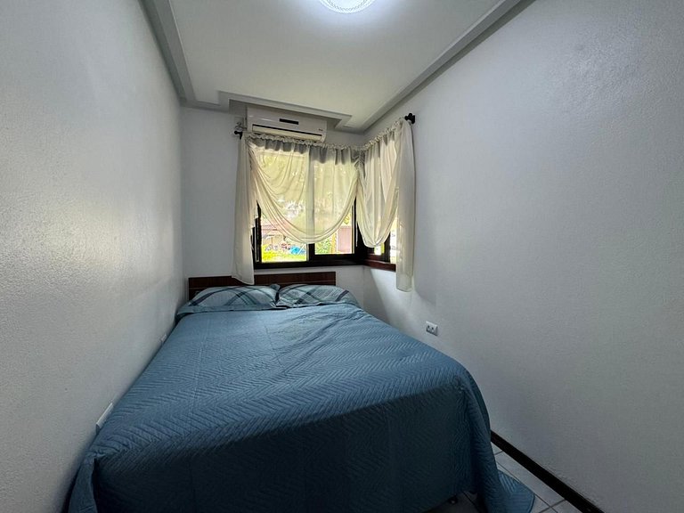 A55 - Casa com 03 dormitórios no centro de Bombinhas