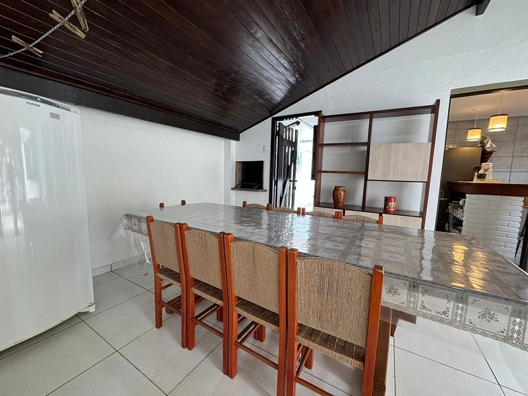 A55 - Casa com 03 dormitórios no centro de Bombinhas