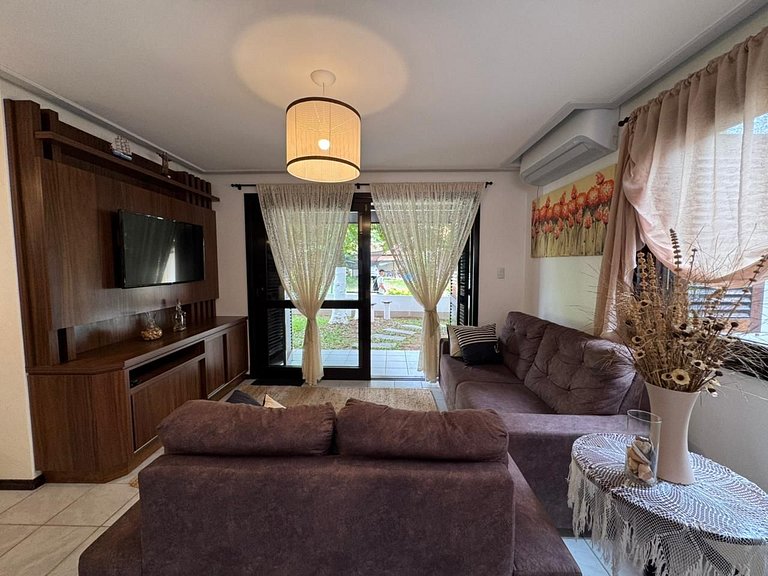 A55 - Casa com 03 dormitórios no centro de Bombinhas