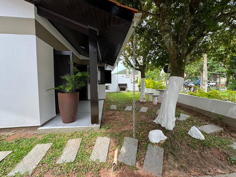 A55 - Casa com 03 dormitórios no centro de Bombinhas