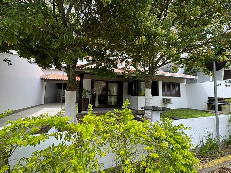 A55 - Casa com 03 dormitórios no centro de Bombinhas