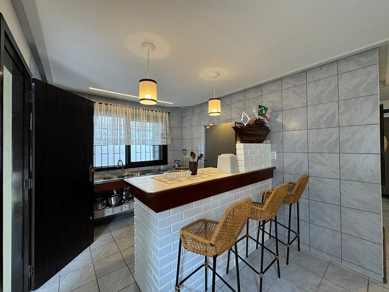 A55 - Casa com 03 dormitórios no centro de Bombinhas